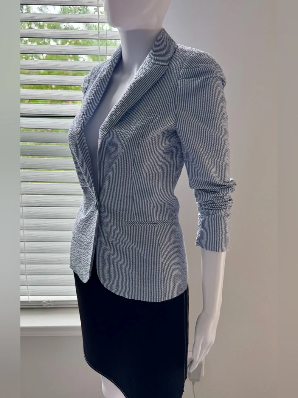 H&M women's seersucker blazer (blue and white stripe). Sz-4. Fitted H&M blazer